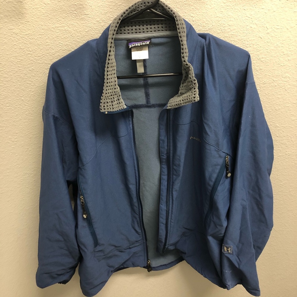 Patagonia men’s blue R2 zip-up jacket